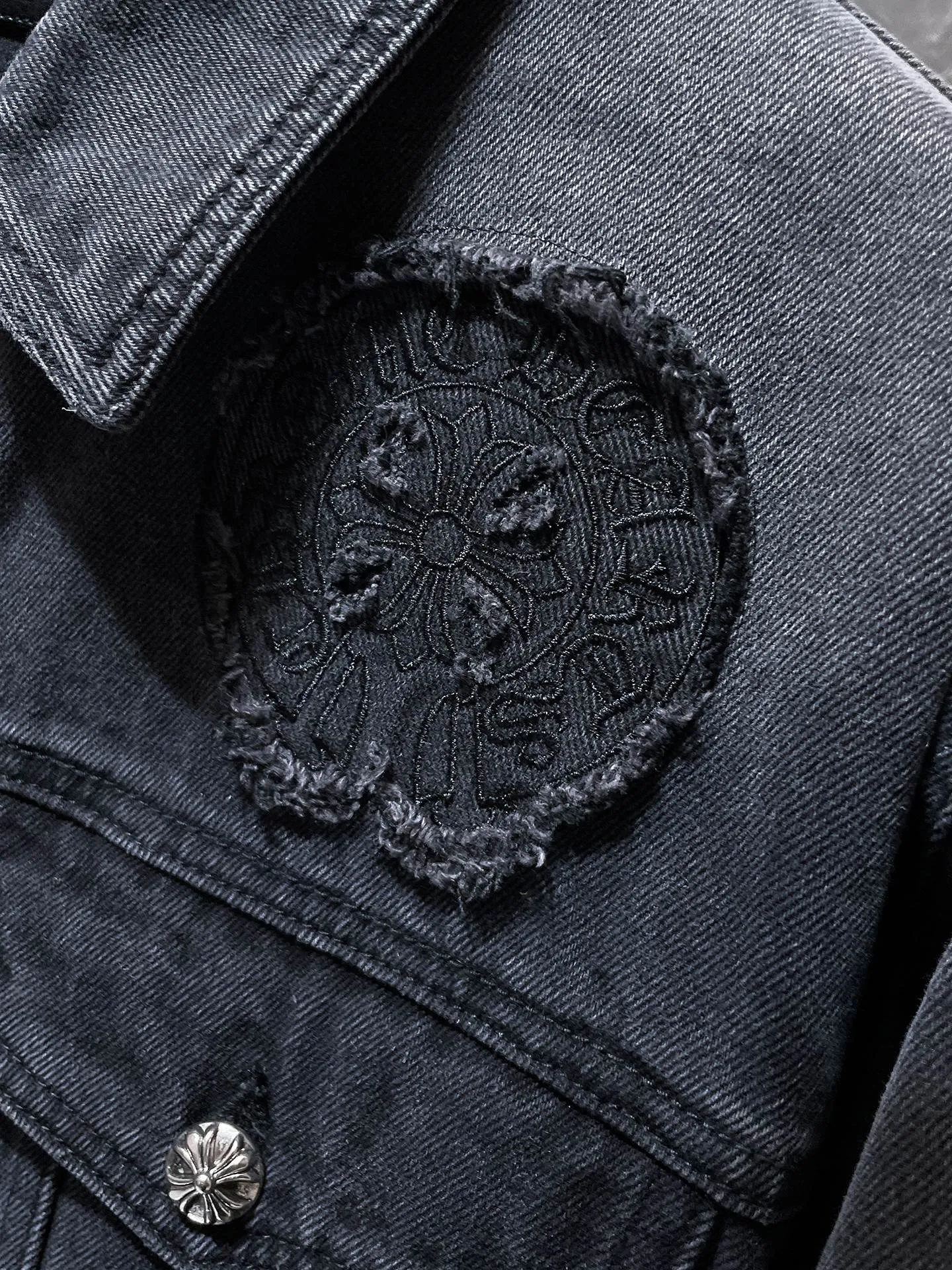 P316 Chrome Hearts autumn clothing is here. Sanskrit embroidered hand-applied embroidered denim. Exclusive custom-woven and dyed 100% cotton denim fabric, high-tech washing! Original hardware mold opening! ❗❗Heavy work❗❗ Thickened leather three-dimensional Sanskrit embroidery on the front and back ➕Hand-made patchwork. The most handsome denim jacket this season. A must-have for everyone. 🌈Recommended color: washed black. 🌈Code numbers: S, M, L, XL